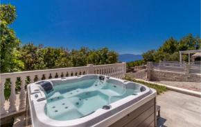 Cozy Home In Smrika With Jacuzzi